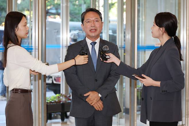 9월11일 김승원 법무부 장관 후보자가 서울 종로구 인사청문회 준비 사무실로 출근하며 취재진의 질문에 답하고 있다. ⓒ연합뉴스
