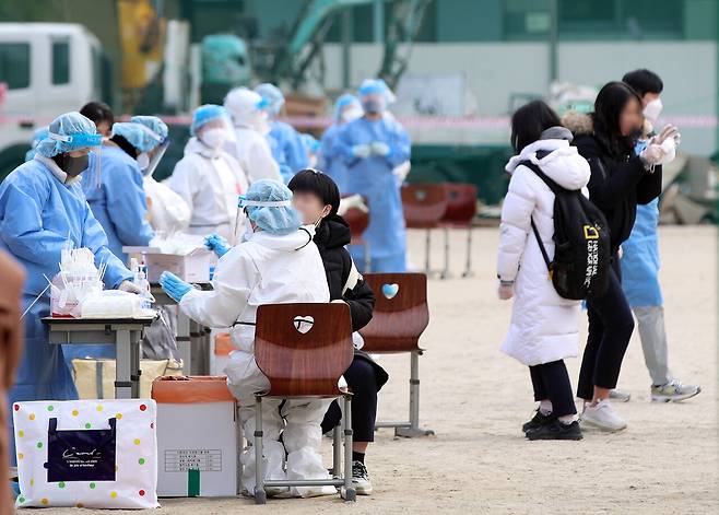 2021년 12월 광주의 한 중학교에서 코로나19 전수검사가 진행되고 있다. Ⓒ연합뉴스