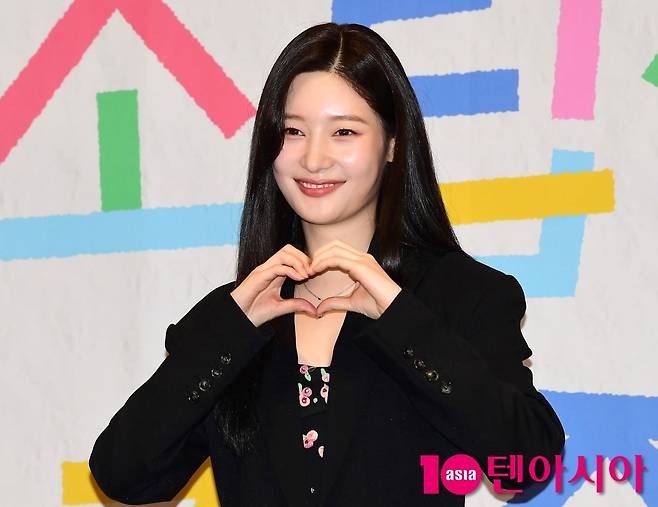정채연이 공식 행사에 참석해 포즈를 취하고 있다. / 사진=텐아시아DB