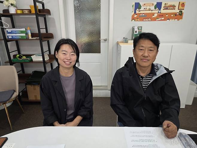 ◇춘천여성협동조합과 강원도시농업사회적협동조합은 올해 하반기 아파트 공동체 주거모델 시범사업을 통해 주민 주도형 도시재생 공동체 조성에 나서고 있다. 사진은 왼쪽부터 이선미 춘천여성협동조합 이사, 엄재철 강원도시농업사회적협동조합 대표.