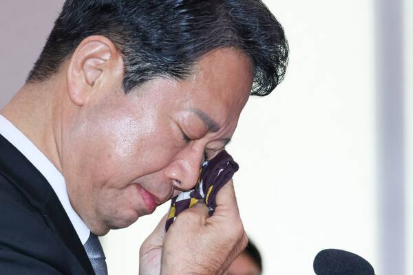 &nbsp;김승원 법무부 장관 후보자가 15일 국회 법제사법위원회에서 열린 인사청문회에서 눈물을 훔치고 있다. 2026.9.15 연합뉴스