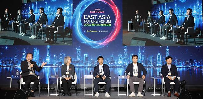 [이데일리 방인권 기자] 이철 한중과학기술산업연구회 회장과 궈웨이충 중관촌 상장기업협회 사무총장, 쉬샤오장 구광그룹 부회장, 두펑 피직스 부사장, 백상엽 김앤장 법률사무소 AI&IT 대표(왼쪽부터)가 15일 서울 중구 더플라자호텔에서 열린 '2026 동아시아미래포럼'에서 'AI시대, 성장의 새로운 동력'이란 주제로 토론을 하고 있다.올해로 5회째를 맞은 '동아시아미래포럼'은 한국과 중국을 비롯한 동아시아 주요 국가의 경제·산업·기술·문화 분야 전문가들이 한자리에 모여 미래와 새로운 협력 방향을 논의하는 행사로 올해는 'Co-Evolution:함께 성장하다'란 주제로 열렸다.
