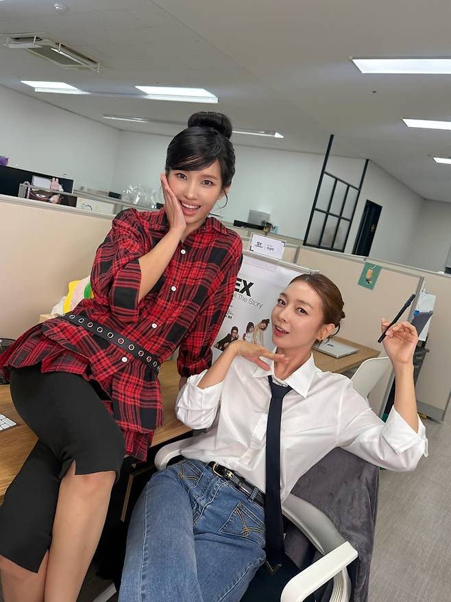 아이들 소연(왼쪽)과 이상미(사진=큐브엔터테인먼트)