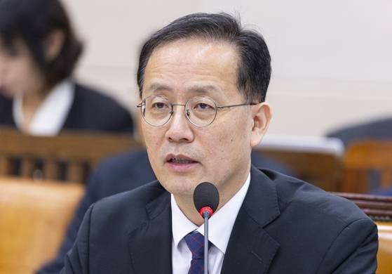 이형일 부총리 겸 재정경제부 장관 후보자가 15일 국회에서 열린 인사청문회에서 주택 보유 문제와 관련한 의원 질의에 답하고 있다. 〈사진=연합뉴스〉