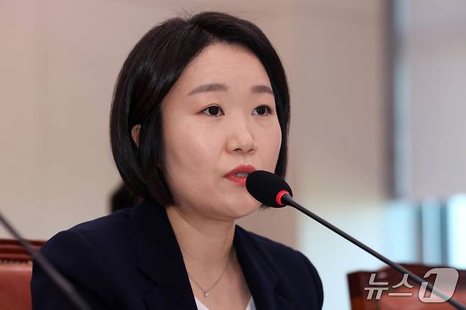 이소영 중소벤처기업부 장관 후보자가 15일 오전 서울 여의도 국회 산업통상자원중소벤처기업위원회에서 열린 인사청문회에서 의원 질의에 답하고 있다. 2026.9.15 ⓒ 뉴스1 황기선 기자