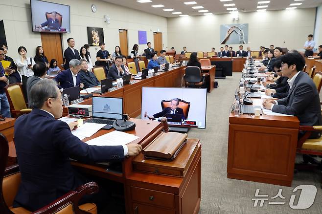 송기헌 과방위원장이 15일 서울 여의도 국회에서 열린 과학기술정보방송통신위원회 전체회의에서 의사봉을 두드리고 있다. 2026.9.15 ⓒ 뉴스1 황기선 기자