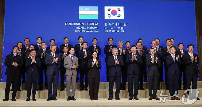 한성숙 국무총리와 샤브카트 미르지요예프 우즈베키스탄 대통령이 15일 서울 중구 서울신라호텔에서 열린 한-우즈베키스탄 비즈니스 포럼에서 참석자들과 기념촬영을 하고 있다. (공동취재) 2026.9.15 ⓒ 뉴스1 이종덕 기자