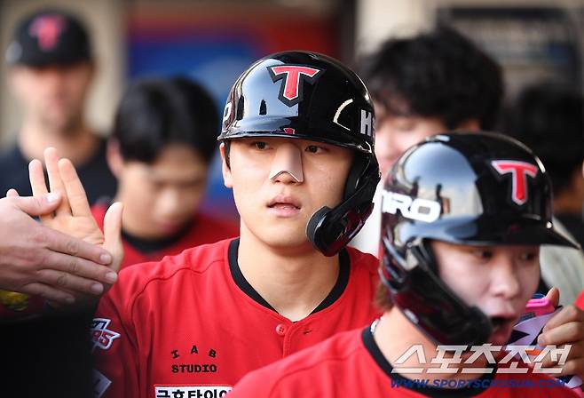 13일 광주 기아챔피언스필드에서 열린 KIA와 한화의 경기. 1회말 2사 2, 3루. 나성범 적시타 때 득점에 성공한 KIA 김도영, 박정우. 광주=송정헌 기자songs@sportschosun.com/2026.09.13/