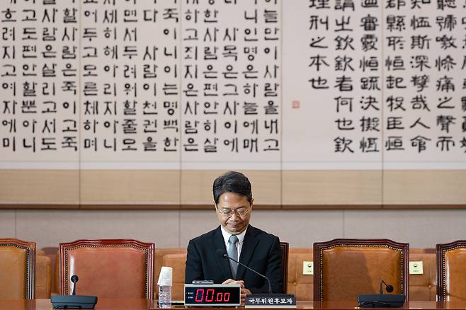 김승원 법무부 장관 후보자가 15일 서울 여의도 국회 법제사법위원회 인사청문회에 출석해 생각에 잠겨 있다./뉴스1