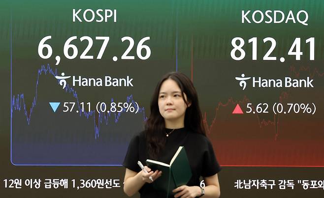 15일 오후 서울 중구 하나은행 딜링룸 현황판에 코스피와 코스닥지수가 표시되고 있다.  ⓒ 뉴스1
