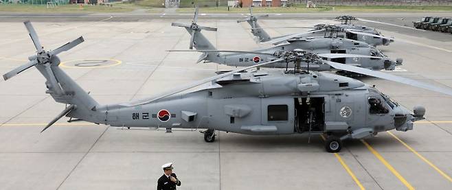 지난 4월 1일 경남 창원 진해구 해군 제62해상항공전대에서 열린 신형 해상작전헬기 MH-60R(시호크) 인수식에서 MH-60R이 배치돼 있다. 뉴스1