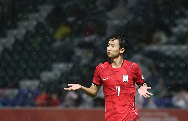 <yonhap photo-5233=""> 추가골의 주인공도 엄지성(나고야=연합뉴스) 윤동진 기자 = 15일 일본 나고야 미즈호 공원 럭비경기장에서 열린 2026 아이치·나고야 아시안게임 남자 축구 D조 1차전 대한민국 대 카타르의 경기. 한국 엄지성이 추가골을 넣은 뒤 기뻐하고 있다. 2026.9.15mon@yna.co.kr/2026-09-15 20:03:09/연합뉴스</yonhap>