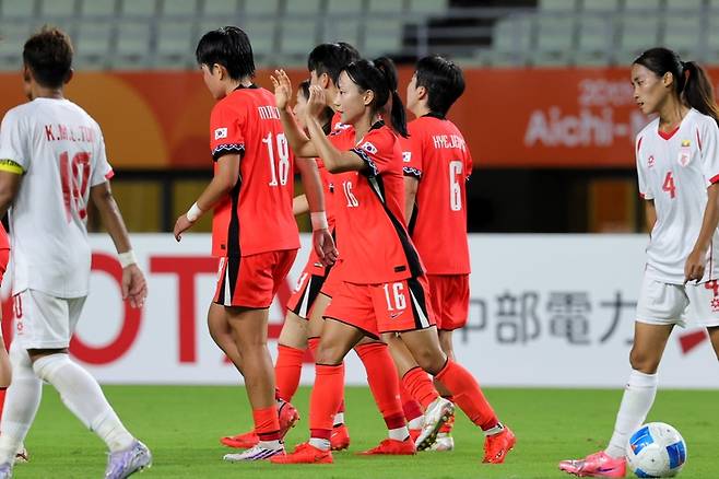 ▲ 한국 여자 축구 국가대표팀 장슬기가 14일 일본 오사카 나가이 스타디움에서 열린 미얀마와 2026 아이치-나고야 아시안게임 여자 축구 조별리그 F조 1차전에서 득점한 뒤 동료들과 기쁨을 나누고 있다. 연합뉴스