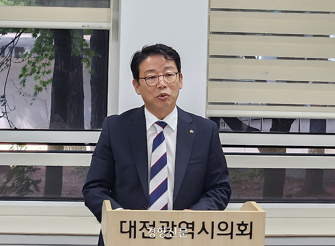김찬술 대전 대덕구청장이 지난 14일 대전시의회에서 ‘의회 정상화 호소문’을 발표하고 있다. 이종섭 기자