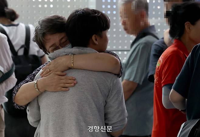 미국 이민당국에 의해 조지아주에 구금됐던 한국인 노동자들이 지난해 9월12일 인천국제공항 제2여객터미널을 통해 귀국한 뒤 가족과 만나고 있다. 공항사진기자단
