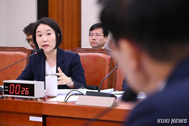 이소영 중소기업벤처부 장관 후보자가 15일 서울 여의도 국회에서 열린 인사청문회에서 정진욱 더불어민주당 의원의 질의에 답하고 있다.