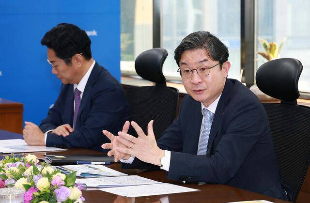 이억원 금융위원장이 4일 서울 중구 신한은행 본점에서 열린 강원 지역 밀착형 복합지원 업무협약식에 참석, 발언하고 있다. 연합뉴스