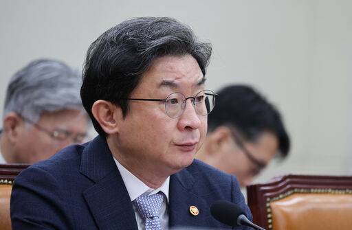 이억원 금융위원장이 3일 여의도 국회에서 열린 제439회국회(정기회) 정무위원회 전체회의에 출석해 자리하고 있다. 뉴시스