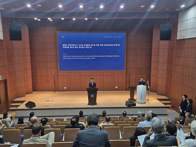 송기신 백석대 총장이 15일 충남 천안 백석대에서 열린 백석학원 건학 50주년 국제학술대회에서 환영사를 전하고 있다.