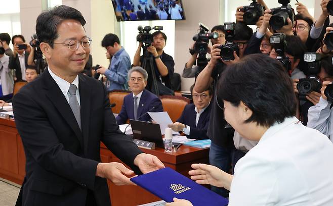 김승원 법무부 장관 후보자가 15일 국회 법제사법위원회에서 열린 인사청문회에서 서영교 법사위원장에게 선서문을 제출하고 있다. [연합뉴스]
