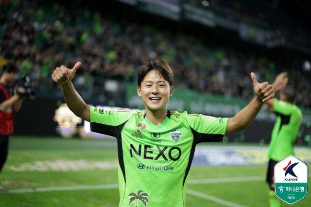 이승우가 2026년 9월 5일 전주월드컵경기장에서 열린 포항 스틸러스와의 경기에서 승리한 뒤 사진을 촬영하고 있다./프로축구연맹 제공