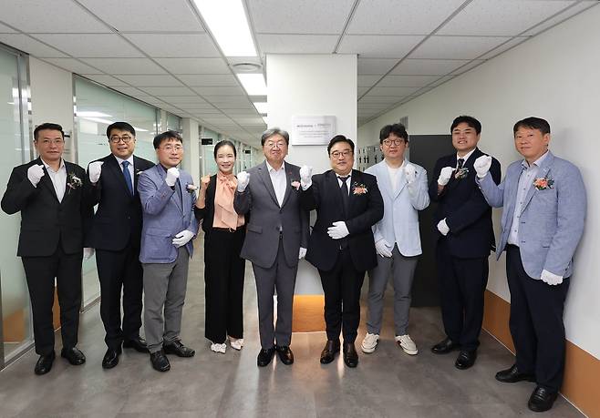 14일 재능대에서 열린 ‘CFS 산학협력 실습실’ 현판식에서 박수현(오른쪽 네번째부터) CFS 최고인사책임자와 이남식 재능대학교 총장이 관계자들과 기념촬영을 하고 있다. [쿠팡 제공]