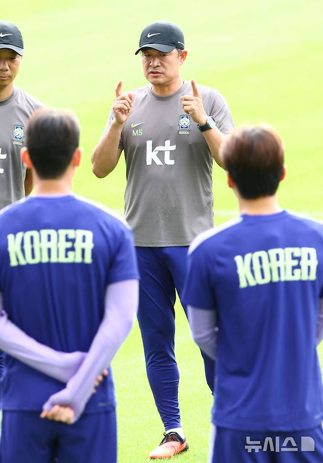 [천안=뉴시스] 황준선 기자 = 2026아이치·나고야 아시안게임에 출전하는 남자 U-23 축구 국가대표팀 이민성 감독이 1일 오전 충남 천안시 코리아풋볼파크에서 훈련을 지도하고 있다. 2026.09.01. hwang@newsis.com