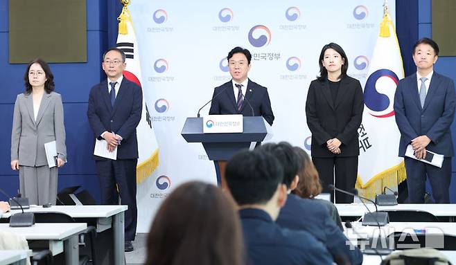 [서울=뉴시스] 조수정 기자 = 김영훈 고용노동부 장관이 15일 오전 서울 종로구 정부서울청사 별관에서 메가특구 특별법 관련 사회적 대화 제안 발표를 하고 있다. 2026.09.15. chocrystal@newsis.com