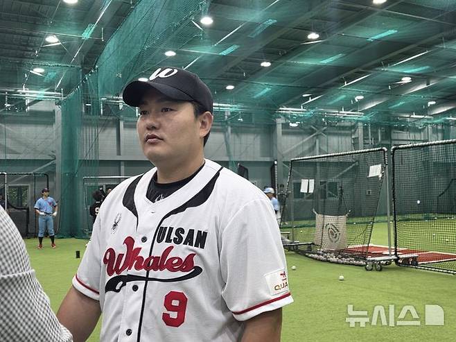 [고양=뉴시스] 김희준 기자 = 1일 경기도 고양 국가대표 야구 훈련장에서 열린 2027 KBO 신인 드래프트 트라이아웃에 참가한 최지만. 2026.09.01jinxijun@newsis.com