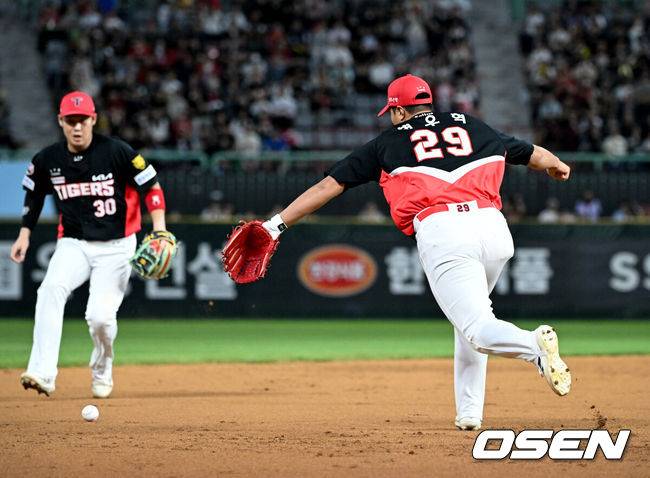 [OSEN=인천, 조은정 기자]15일 인천 SSG랜더스필드에서 2026 신한은행 SOL Bank KBO리그 SSG 랜더스와 KIA 타이거즈의 경기가 열렸다.SSG는 김민준, KIA는 김태형을 선발로 내세웠다.3회말 2사 만루에서 KIA 3루수 변우혁이 SSG 에레디아 땅볼에 포구실책을 범하며 실점을 허용하고 있다. 2026.09.15 /cej@osen.co.kr