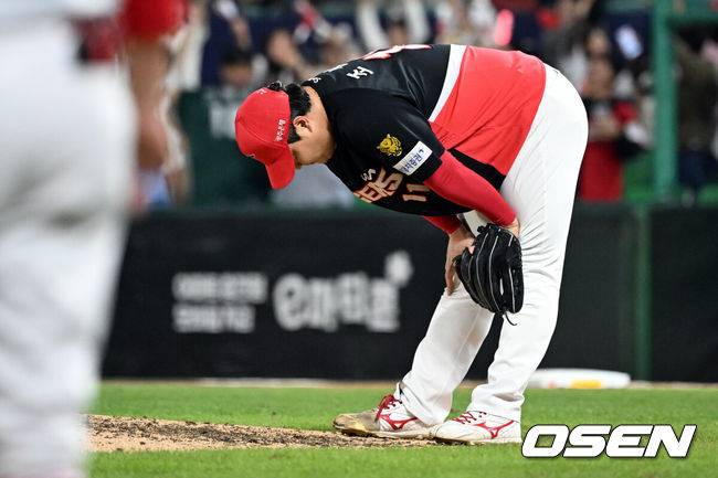 [OSEN=인천, 조은정 기자]15일 인천 SSG랜더스필드에서 2026 신한은행 SOL Bank KBO리그 SSG 랜더스와 KIA 타이거즈의 경기가 열렸다.SSG는 김민준, KIA는 김태형을 선발로 내세웠다.5회말 2사 2,3루에서 SSG 고명준에게 역전 3점 홈런을 허용한 KIA 조상우가 아쉬워하고 있다. 2026.09.15 /cej@osen.co.kr