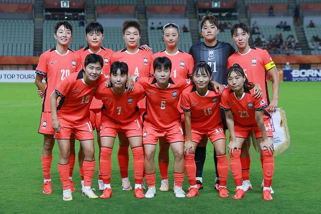 14일 일본 오사카 얀마 스타디움 나가이에서 열린 2026 아이치·나고야 아시안게임 여자 축구 조별리그 1차전 미얀마와의 경기를 앞두고 한국 대표팀 선수들이 기념사진을 찍고 있다. 연합뉴스