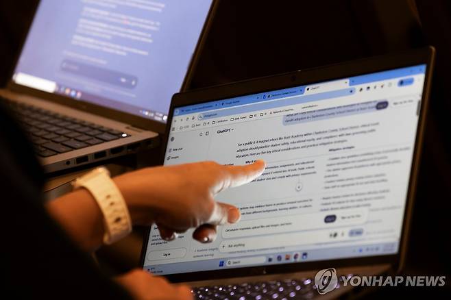 업무에 AI를 활용하는 교사들 [AP=연합뉴스. 재판매 및 DB 금지]