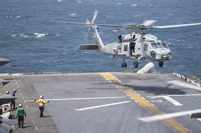 미 해군 MH-60R 시호크 헬리콥터 [미 중부사령부 엑스 계정. 재판매 및 DB 금지]