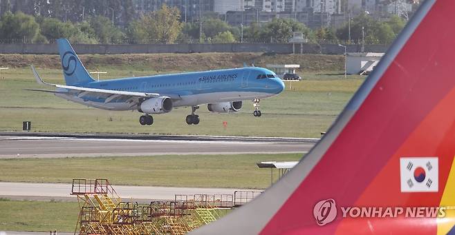 아시아나 마일리지, 대한항공서 10년간 사용 (서울=연합뉴스) 김인철 기자 = 아시아나항공에서 쌓은 마일리지를 앞으로 10년간 통합 대한항공에서 그대로 쓰는 방안이 최종 승인된 가운데 15일 대한항공의 새 리버리(도장)를 입은 아시아나 항공기가 서울 김포공항 국내선 활주로에 착륙하고 있다.
이날 공정거래위원회는 대한항공이 제출한 아시아나항공과의 마일리지 통합방안을 전원회의 심의를 거쳐 승인했다고 밝혔다. 2026.9.15 yatoya@yna.co.kr
