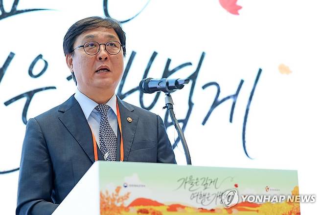 여행가는 달 캠페인 선포식, 개회사 하는 최휘영 장관 (서울=연합뉴스) 최휘영 문화체육관광부 장관이 15일 서울 성동구 KT&G 상상플래닛에서 열린 여행가는 달 캠페인 선포식에서 개회사를 하고 있다. 2026.9.15 [문화체육관광부 제공. 재판매 및 DB 금지] photo@yna.co.kr