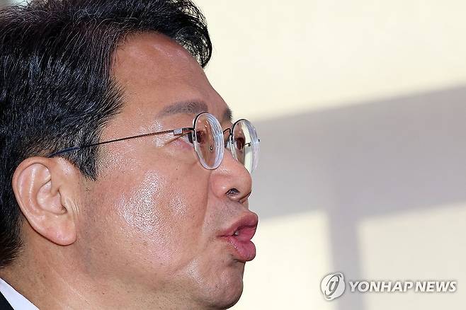 질문에 답하는 김승원 법무부 장관 후보자 (서울=연합뉴스) 이동해 기자 = 김승원 법무부 장관 후보자가 15일 국회 법제사법위원회에서 열린 인사청문회에서 질문에 답하고 있다. 2026.9.15 eastsea@yna.co.kr