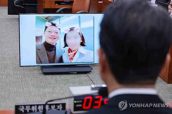 국민의힘 김태규 의원 질문 듣는 김승원 법무장관 후보자 (서울=연합뉴스) 신현우 기자 = 김승원 법무부 장관 후보자가 15일 국회 법제사법위원회에서 열린 인사청문회에서 국민의힘 김태규 의원 질문을 들으며 김 의원이 준비한 자료를 보고 있다. 2026.9.15 nowwego@yna.co.kr