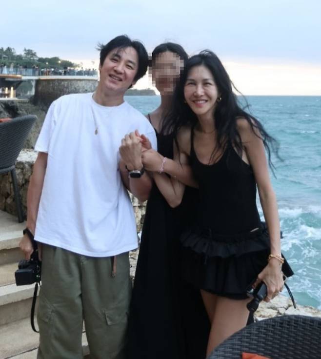 배우 엄태웅 가족이 환한 미소를 보이고 있다. / 사진=윤혜진 SNS