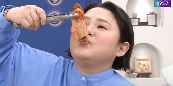 김신영이 홈쇼핑에서 갈비 먹방을 선보였다./사진=SNS