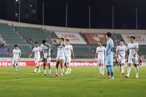 김해FC는 13일 부산구덕운동장에서 부산아이파크를 만나 0-2로 졌다. /K리그2