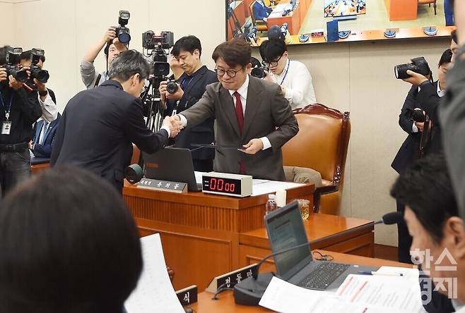 홍지선 국토교통부 장관 후보자가 16일 오전 서울 여의도 국회 국토교통위원회에서 열린 인사청문회에서 유의동 국토위원장에게 증인선서문을 전달하고 있다./ 이호형 기자 leemario@sporbiz.co.kr 2026.09.16