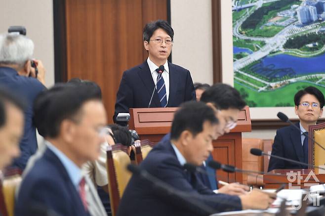홍지선 국토교통부 장관 후보자가 16일 오전 서울 여의도 국회 국토교통위원회에서 열린 인사청문회에서 모두발언을 하고 있다./ 이호형 기자 leemario@sporbiz.co.kr 2026.09.16