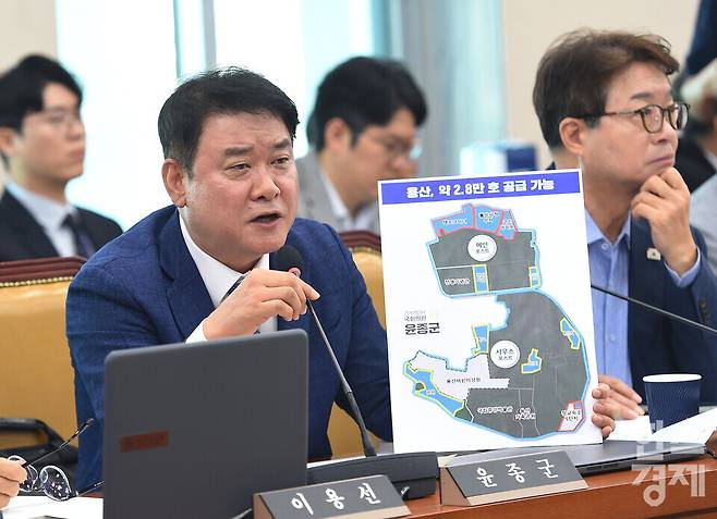 더불어민주당 윤종군 의원이 16일 오전 서울 여의도 국회 국토교통위원회에서 열린 인사청문회에서 홍지선 국토교통부 장관 후보자에게 질의를 하고 있다./ 이호형 기자 leemario@sporbiz.co.kr 2026.09.16