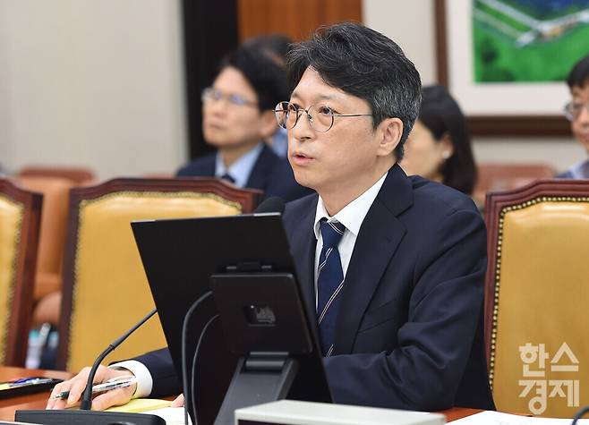 홍지선 국토교통부 장관 후보자가 16일 오전 서울 여의도 국회 국토교통위원회에서 열린 인사청문회에서 국민의 힘 김은혜 의원의 질의에 답하고 있다./ 이호형 기자 leemario@sporbiz.co.kr 2026.09.16