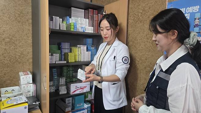 정인지 스포츠약학회 부회장이 의약품을 정리하고 있다. 사진=한상인 기자.