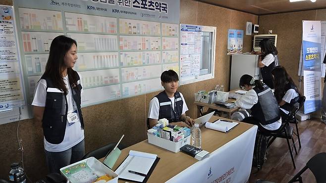 제주대 약학대학 학생들이 스포츠약국에 동참했다. 사진=한상인 기자.