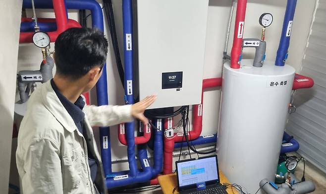표순재 삼성전자 생활가전사업부 개발팀 프로가 지난 14일 제주시 도남동의 한 단독주택 지하에 설치된 히트펌프 시스템인 축열조와 하이드로 유닛을 설명하고 있다. (사진=정두리 기자)