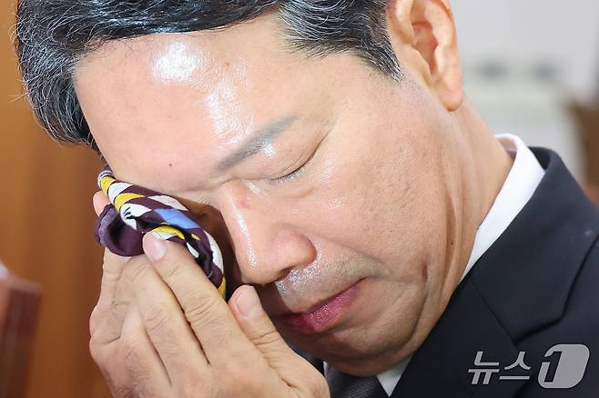 김승원 법무부 장관 후보자가 15일 서울 여의도 국회 법제사법위원회에서 열린 인사청문회에서 발언하며 손수건으로 눈가를 닦고 있다. 2026.9.15 ⓒ 뉴스1 신웅수 기자