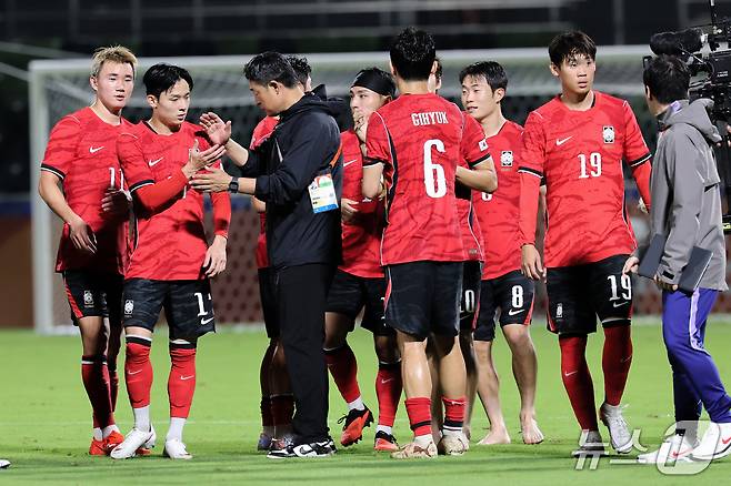 15일 오후 일본 나고야 미즈호 파크 럭비 필드에서 열린 2026 아이치·나고야 아시안게임 남자축구 D조 예선 대한민국과 카타르의 경기에서 4대1로 승리한 이민성 감독과 선수들이 기뻐하고 있다. 2026.9.15 ⓒ 뉴스1 안은나 기자